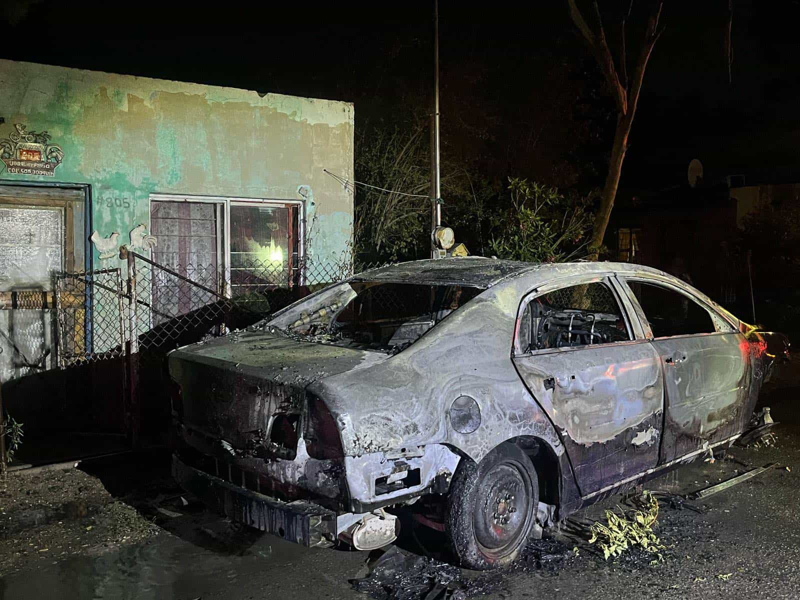 Queman automóvil en la colonia San Joaquín, presuntamente fue de manera intencional