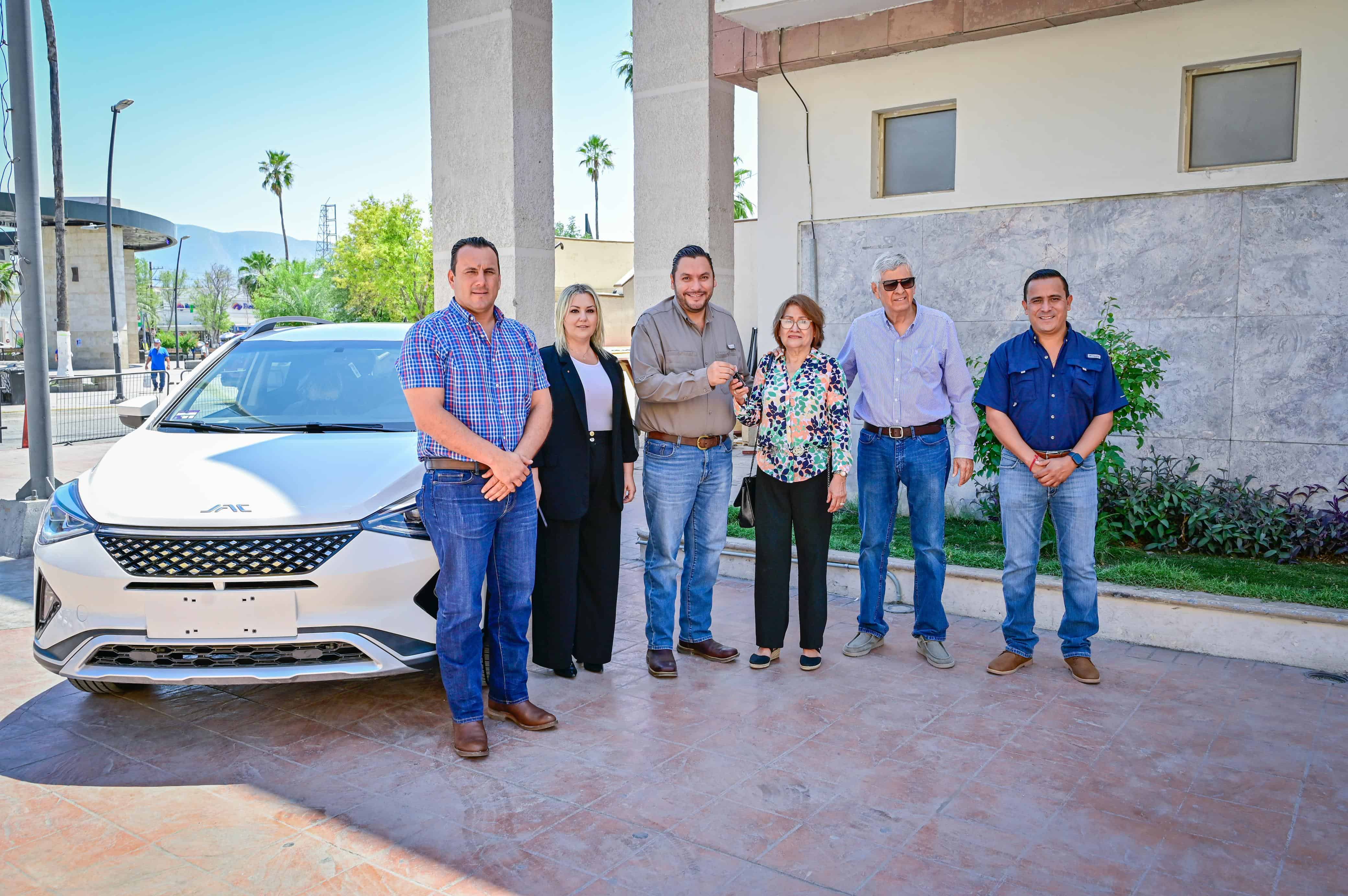 El Alcalde Carlos Villarreal hizo entrega del auto del predial a la ganadora.