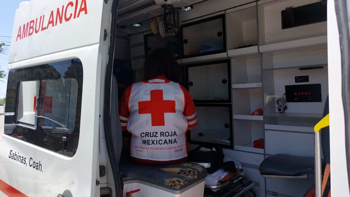 Paramédicos de la Cruz Roja atienden a persona golpeada con un bate en la Colonia Chapultepec.