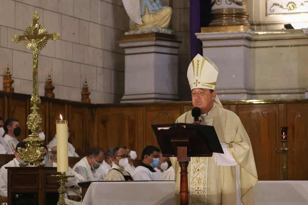 Misa Crismal en la Catedral de Santiago, que reúne al clero local para consagrar los óleos sagrados.