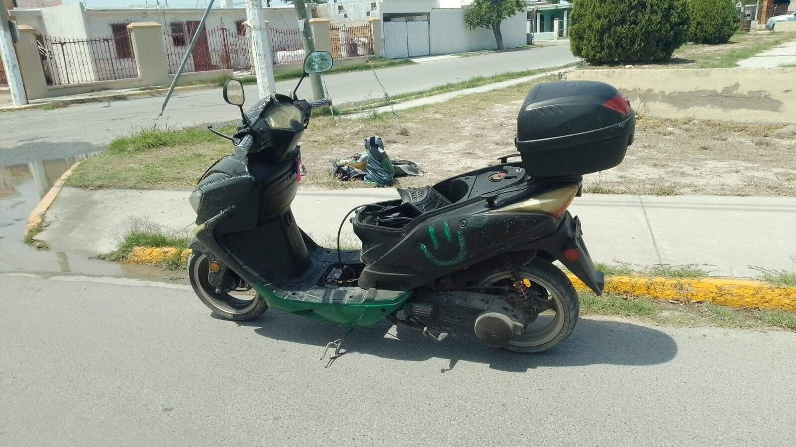 Derrapa mujer en moto y resulta lesionada en la colonia Manantial