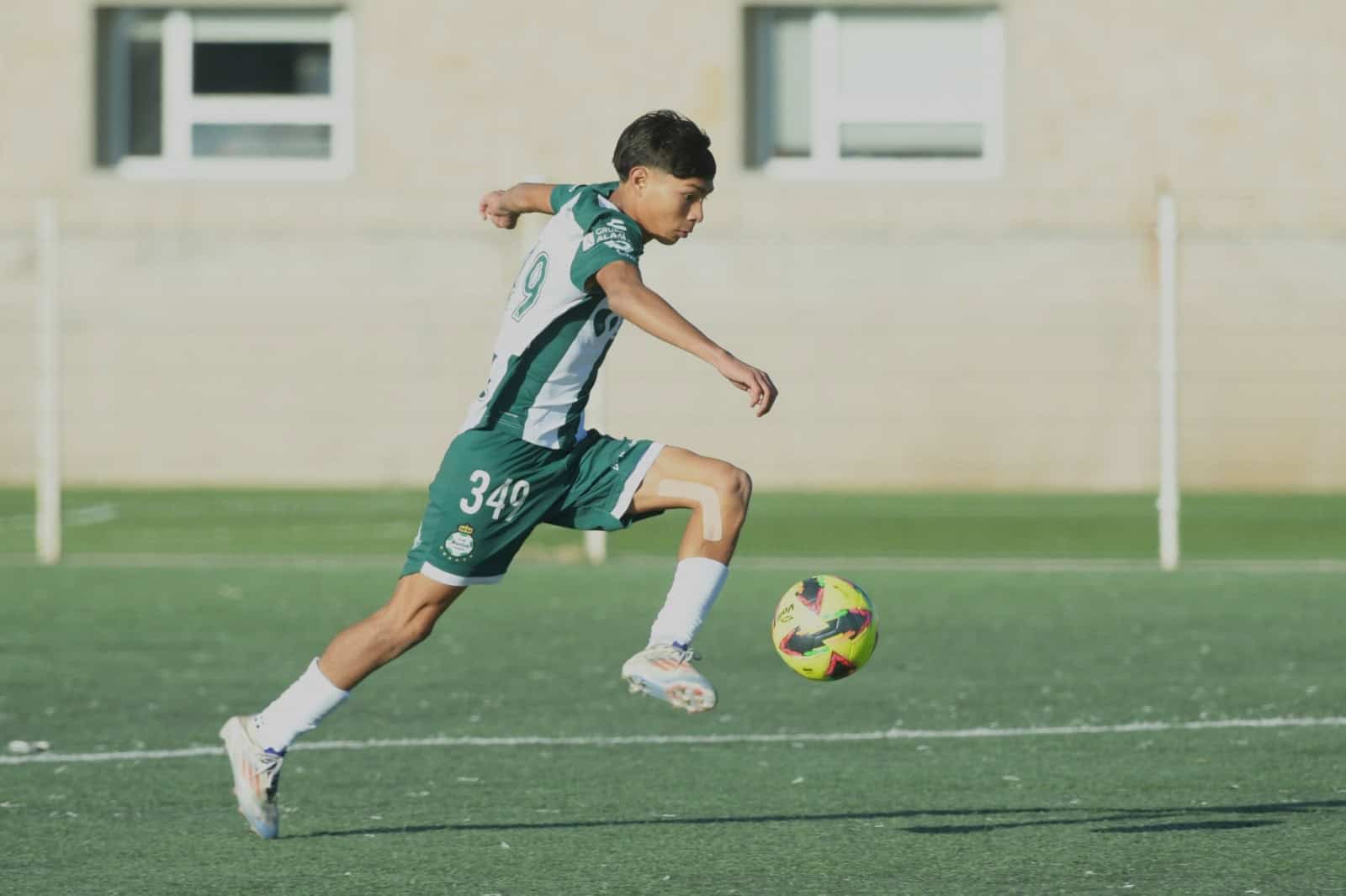 El monclovense Diego García y la Selección Mexicana Sub-16 enfrentan hoy a Inglaterra en el Mondial de Football Montaigú.