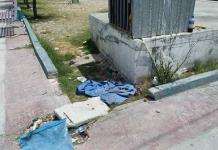 Tiran en la basura material de hospital