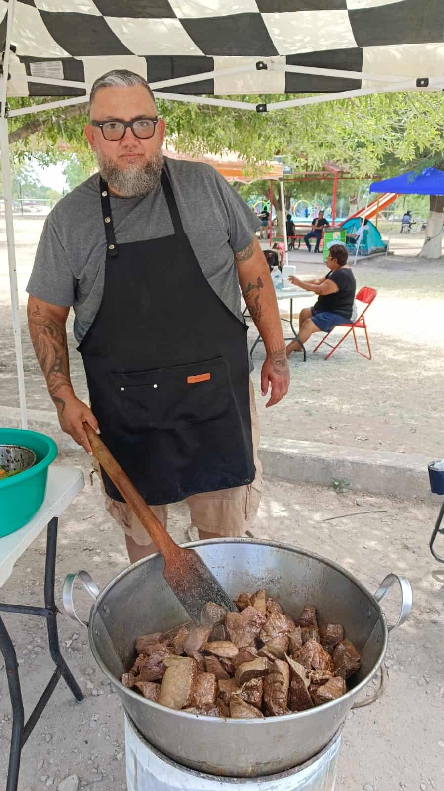 Emprendedor Aprovecha Afluencia De Familias En El Rio Sabinas Para Vender Sus Chicharrones
