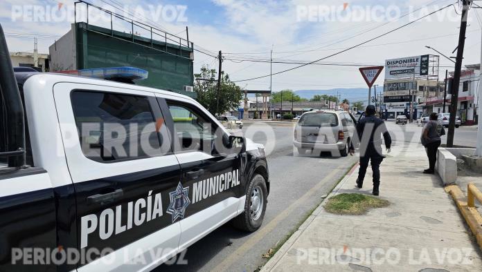 Policía Municipal Brinda Apoyo a Conductor con Camioneta Varada
