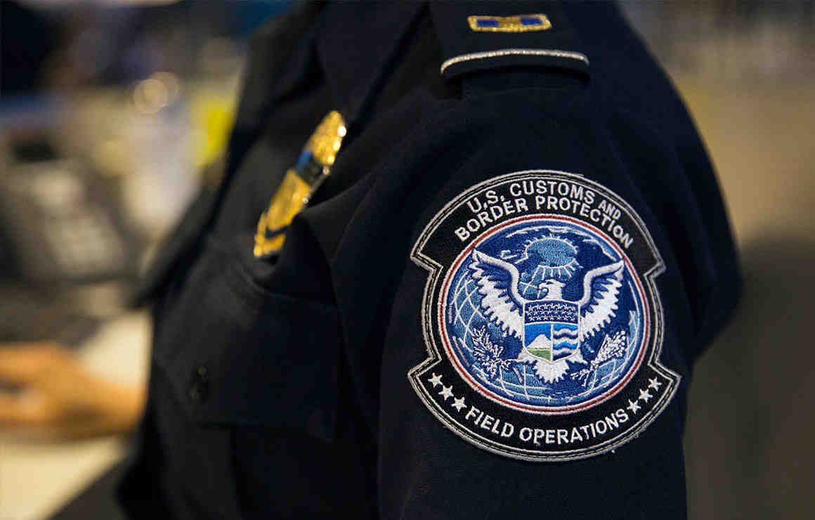 Detienen a dos migrantes mexicanos ocultos en tren en Eagle Pass