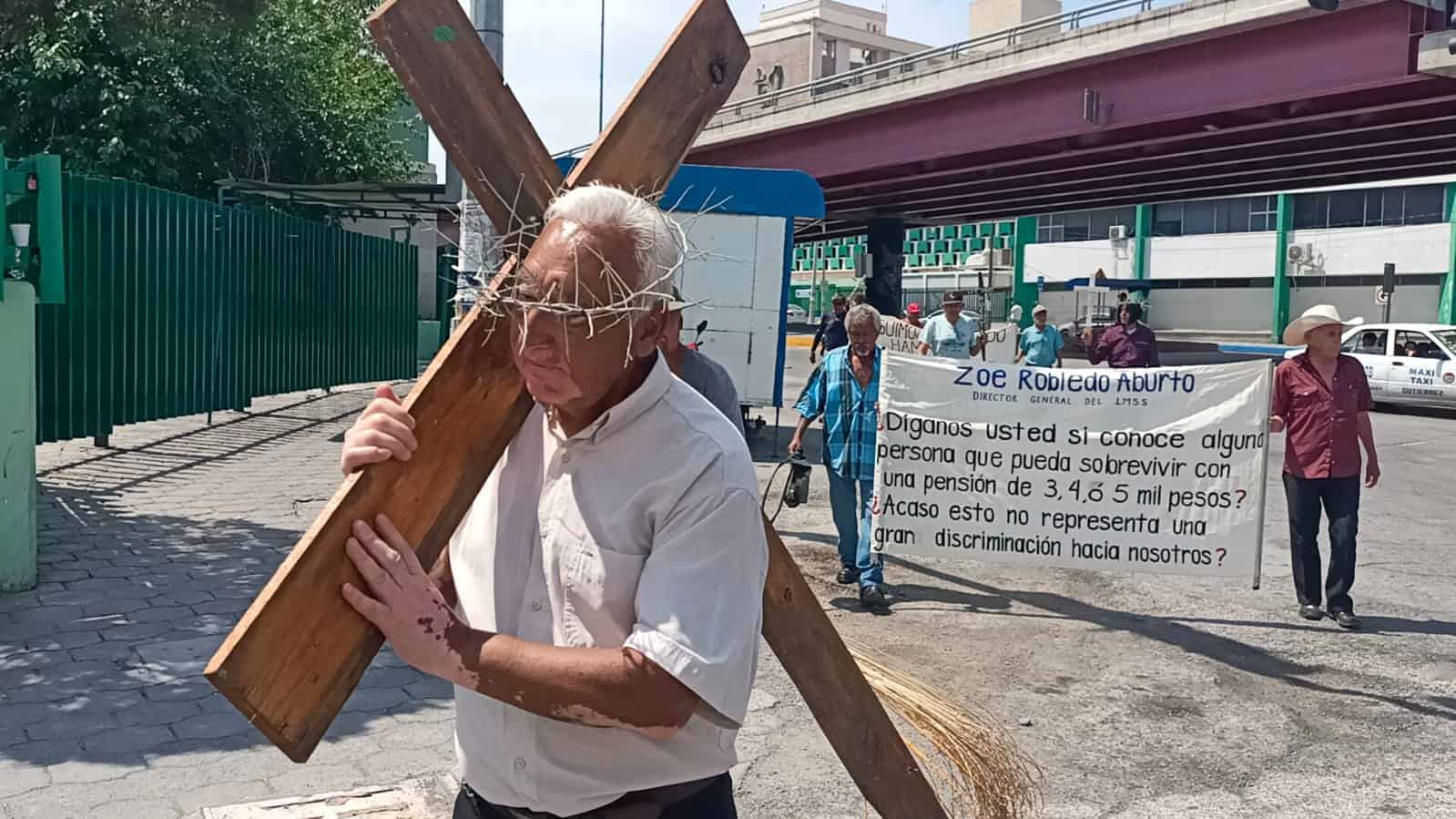 Pensionados viven su propio viacrucis en la búsqueda de pensiones dignas.