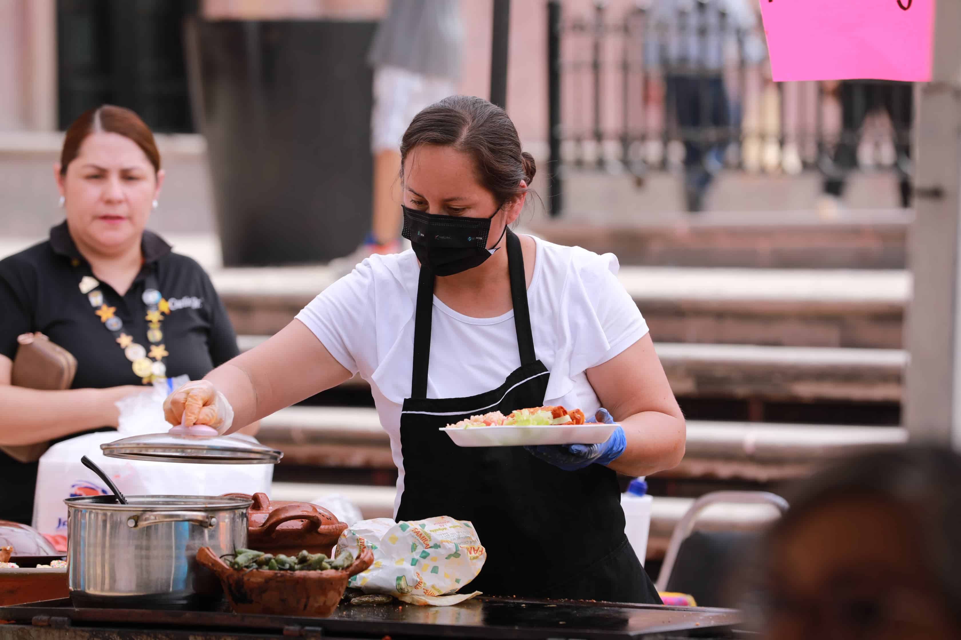 Cocineras Tradicionales preparan con esmero los platillos típicos de Semana Santa en la Plaza de la Nueva Tlaxcala.
