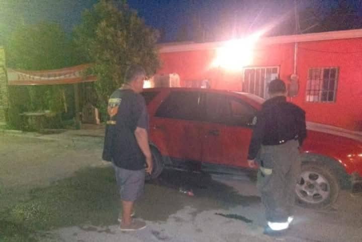 Intentan incendiar auto en Allende; propietario logra sofocar el fuego
