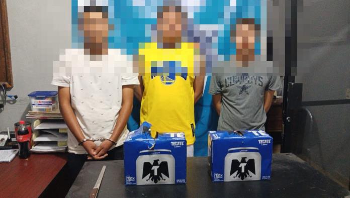 Capturan a tres jóvenes tras robo en tienda de conveniencia en Palaú