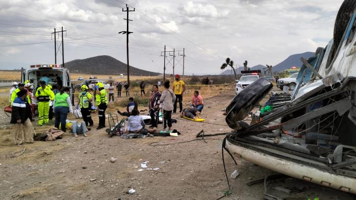 Autobús que partió de Monclova sufre volcadura en carretera 57 Autobús que partió de Monclova sufre volcadura en carretera 57