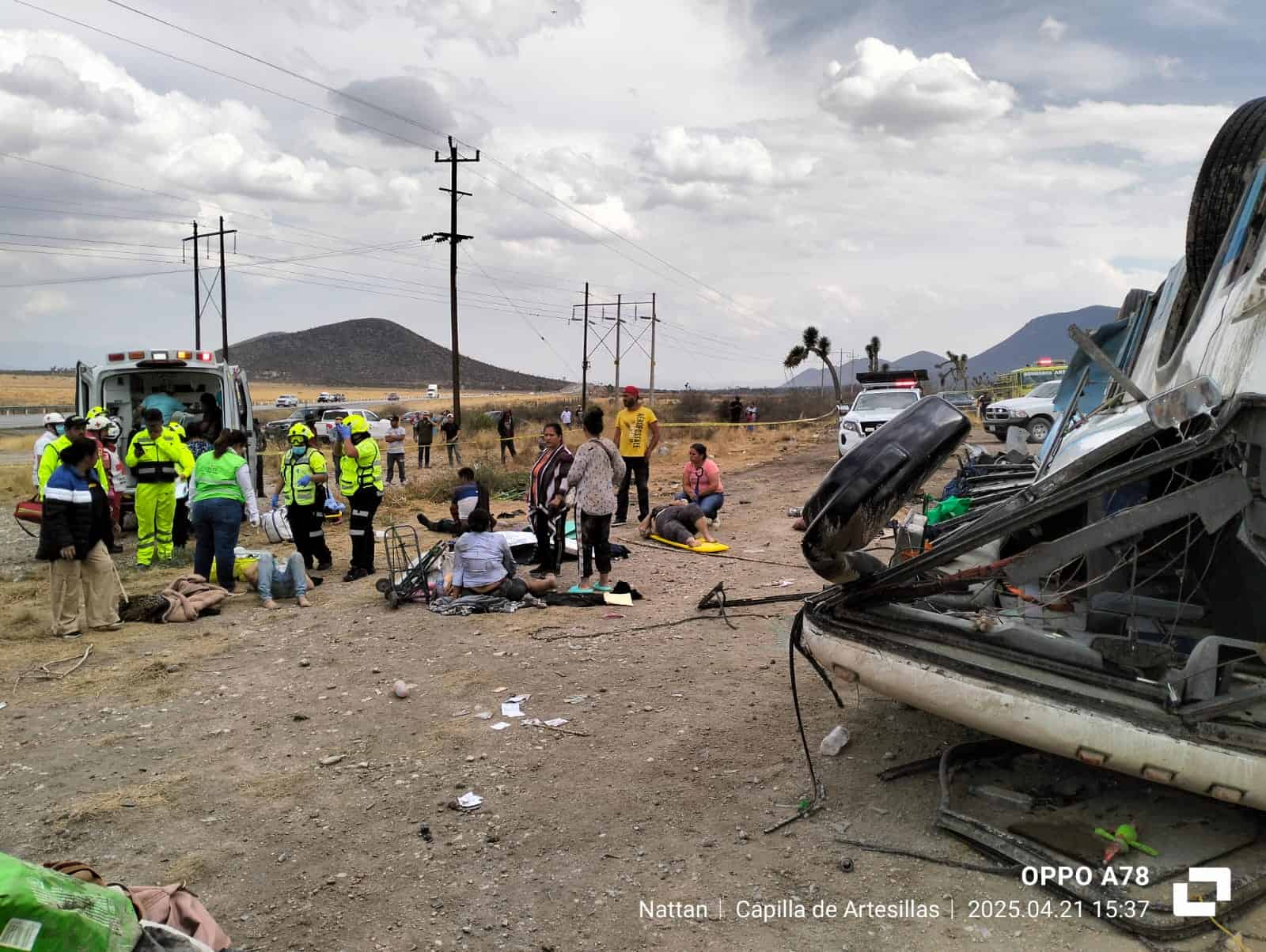 Autobús que partió de Monclova sufre volcadura en carretera 57