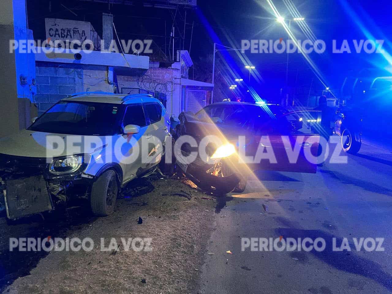 El Nissan Versa quedó con el frente destrozado tras impactar el auto estacionado en la colonia El Chamizal.