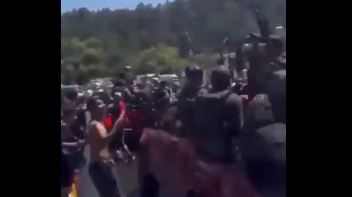 Investigan desfile de criminales en Michoacán Investigan desfile de criminales en Michoacán