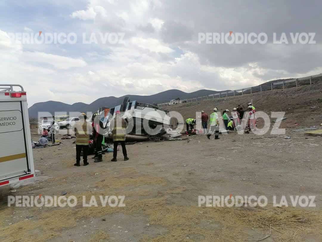 Vuelca autobús; 3 muertos y 17 heridos