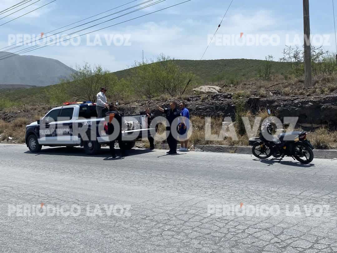 Elementos municipales ayudaron a los motociclistas a regresar a su domicilio luego que su moto se quedó varada por una falla mecánica.