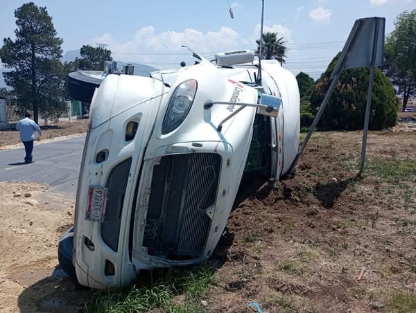 Vuelca adolescente que conducía tráiler