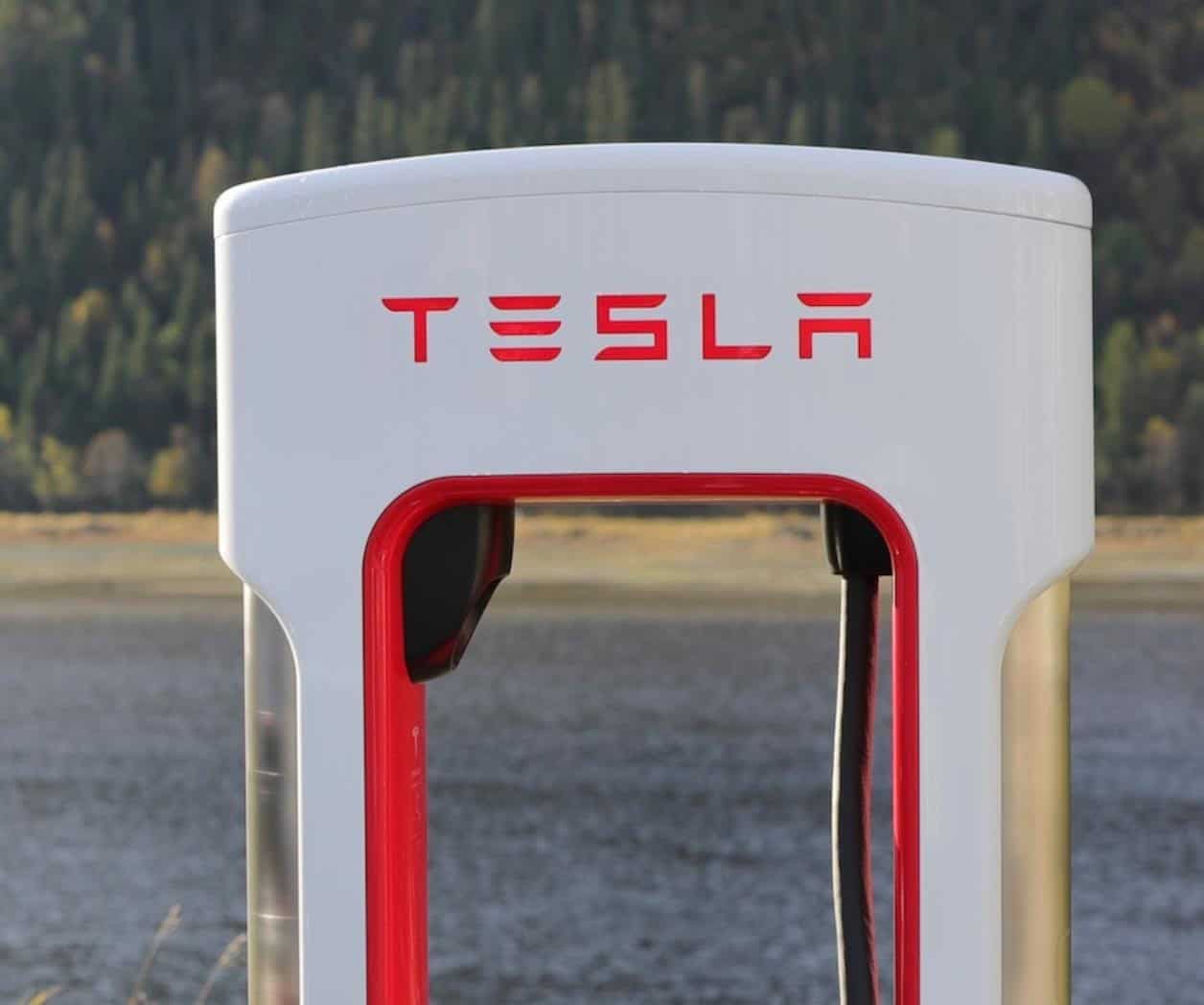 Elon Musk se va del gobierno para salvar Tesla