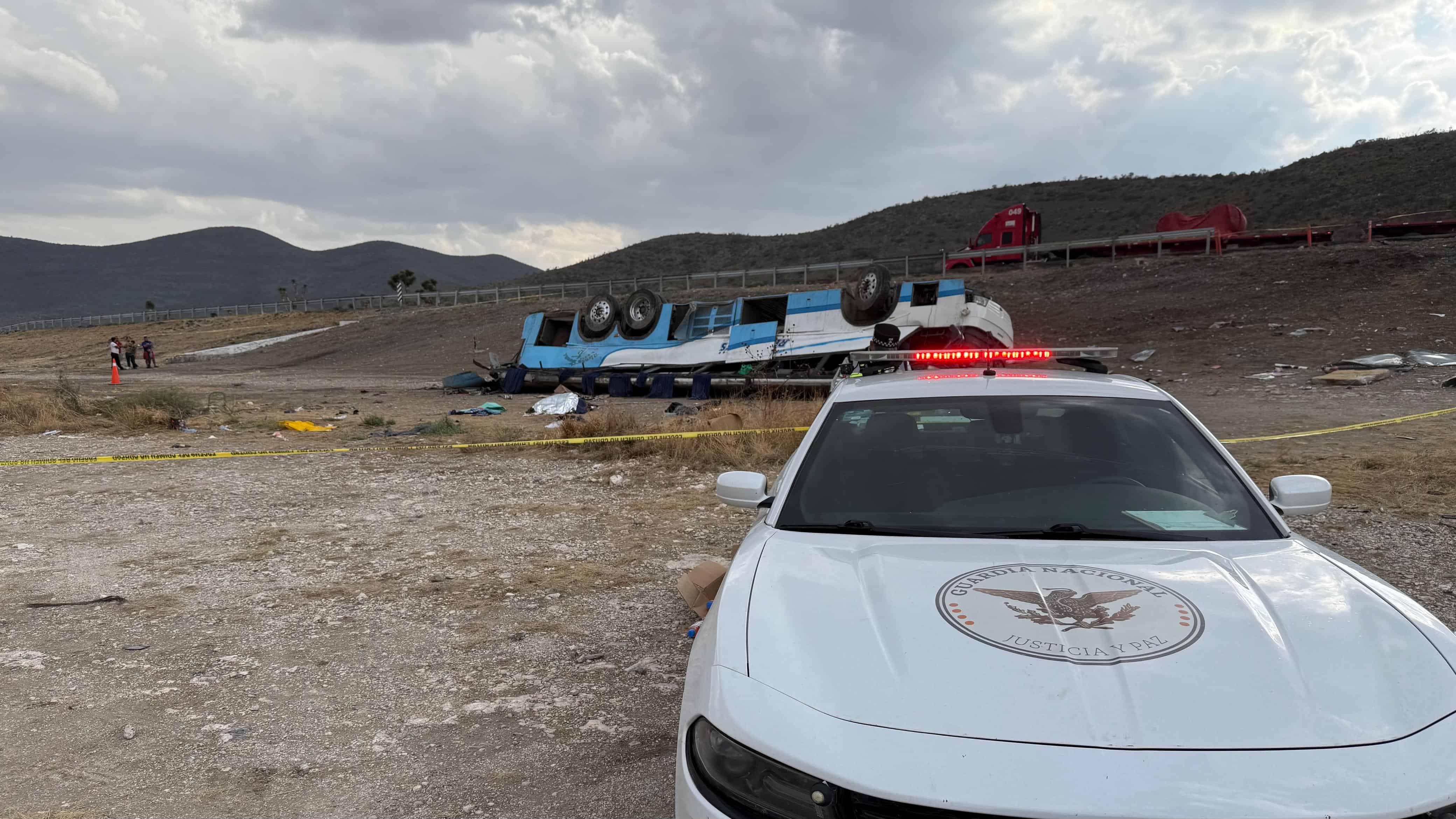 Un camión de pasajeros de la empresa Rivera Tours que partió de Monclova, volcó en una curva conocida como del Mono.