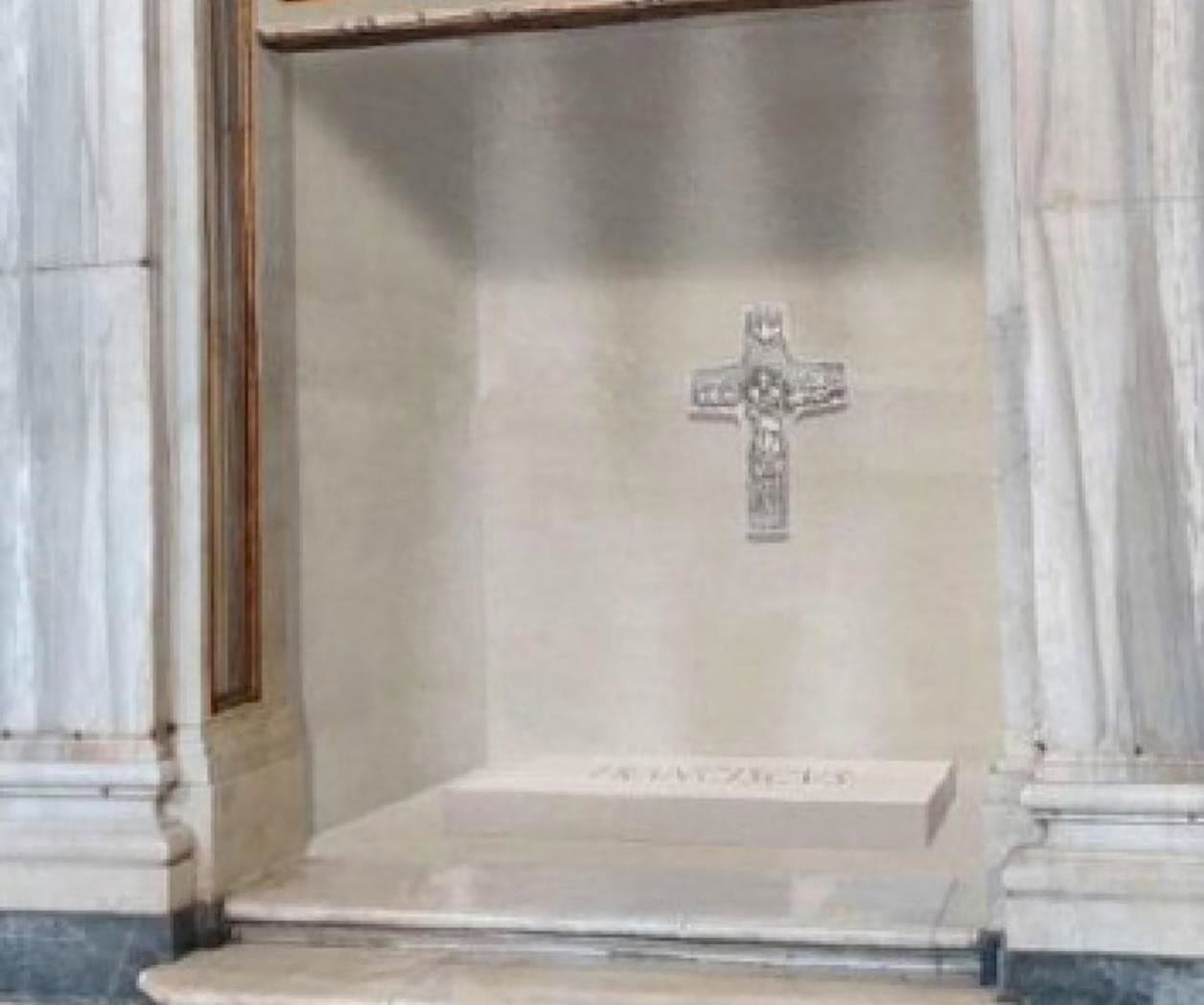 Así se ve la tumba del Papa Francisco