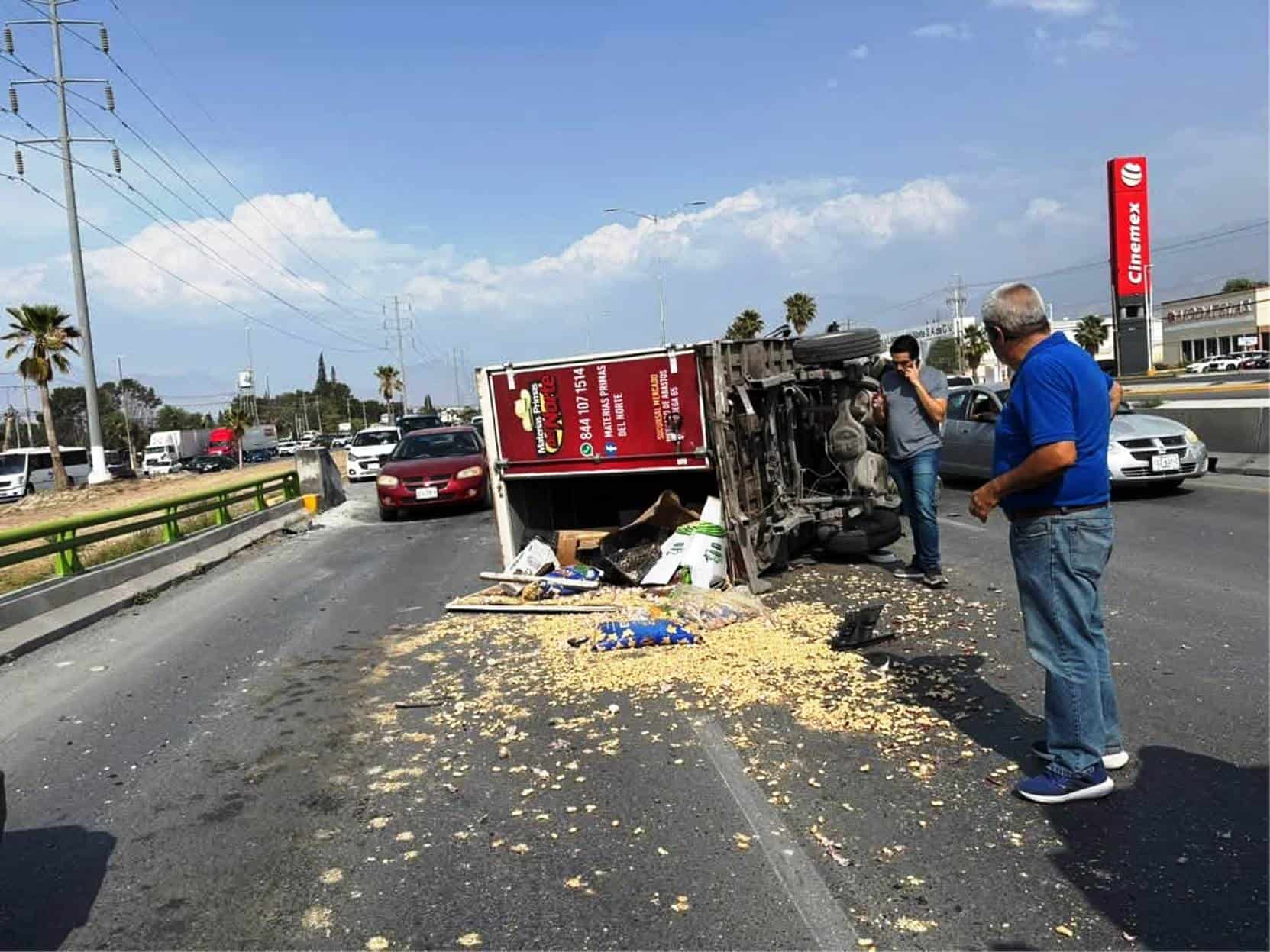 Lo impacta y vuelca Lo impacta y vuelca