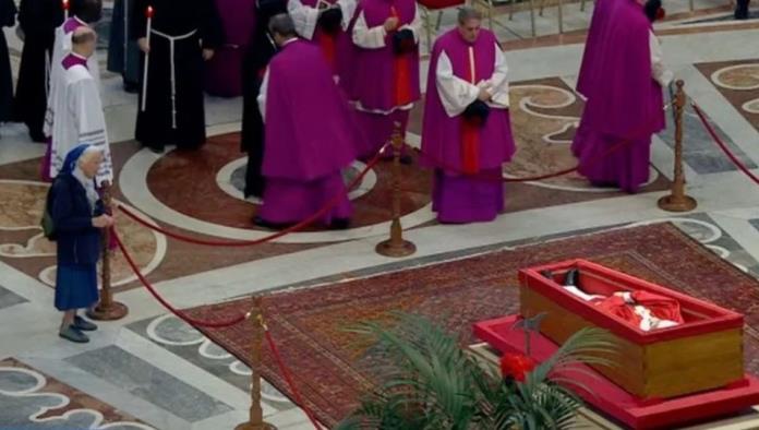 Monja rompe protocolo en el Vaticano para despedirse con lágrimas del Papa Francisco Monja rompe protocolo en el Vaticano para despedirse con lágrimas del Papa Francisco