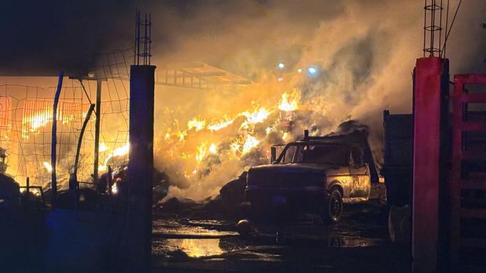 Arrasa fuego con almacén de pacas Arrasa fuego con almacén de pacas