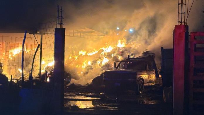 Arrasa fuego con almacén de pacas