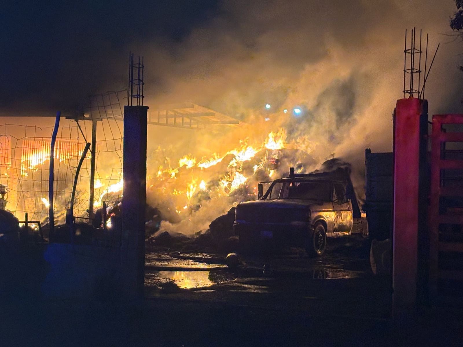 Arrasa fuego con almacén de pacas