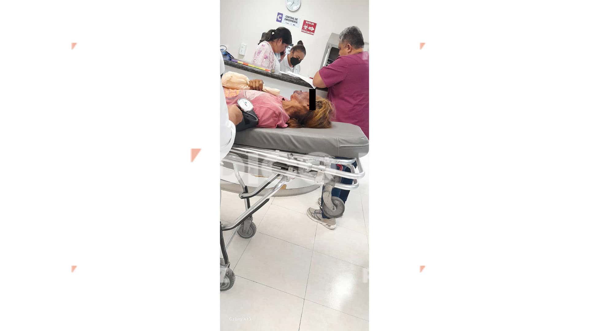 La mujer fue encontrada tirada sobre la carpeta asfáltica, sumamente golpeada. 