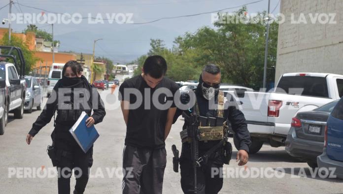 Le saca drogadicto cuchillo a Policías
