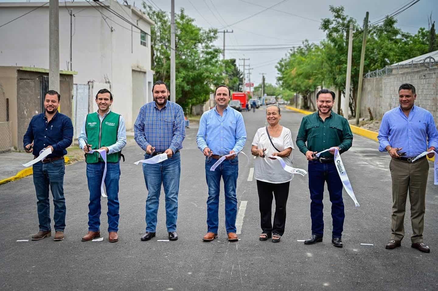 Entregan obra Manolo y Carlos