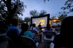 Llevan función de cine a colonia con apoyo ciudadano