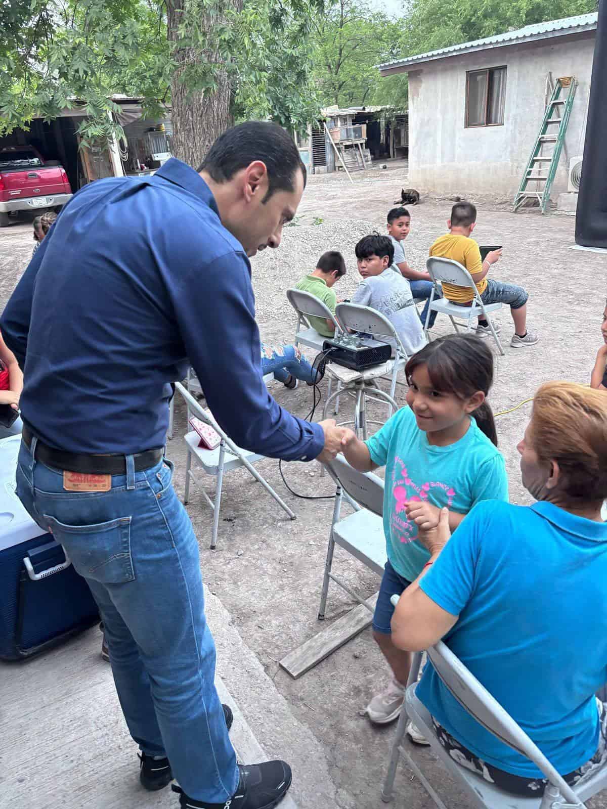 Llevan función de cine a colonia con apoyo ciudadano