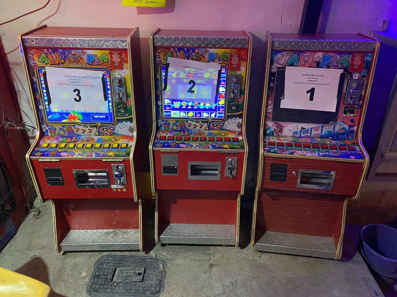 n la colonia Occidental se pueden observar hasta cinco mini casinos en un solo local.