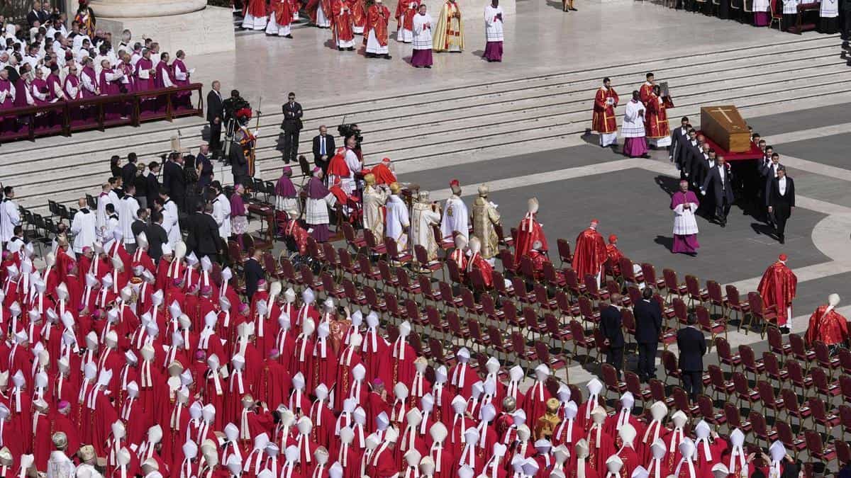 Multitud histórica despide al papa Francisco en una misa multitudinaria en el Vaticano
