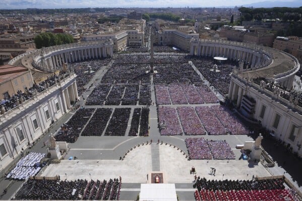 Multitud histórica despide al papa Francisco en una misa multitudinaria en el Vaticano