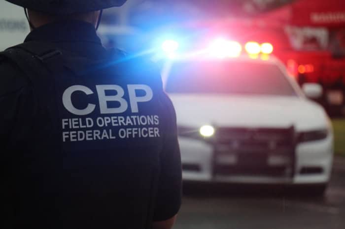Detienen a hombre tras cruzar corriendo el Puente Internacional Uno en Eagle Pass