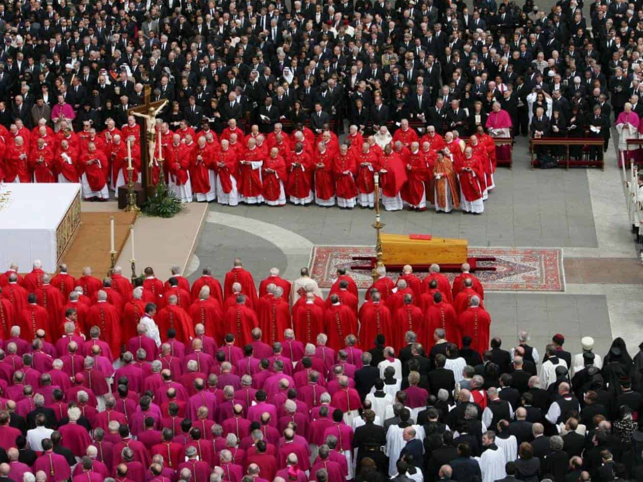 Multitud histórica despide al papa Francisco en una misa multitudinaria en el Vaticano