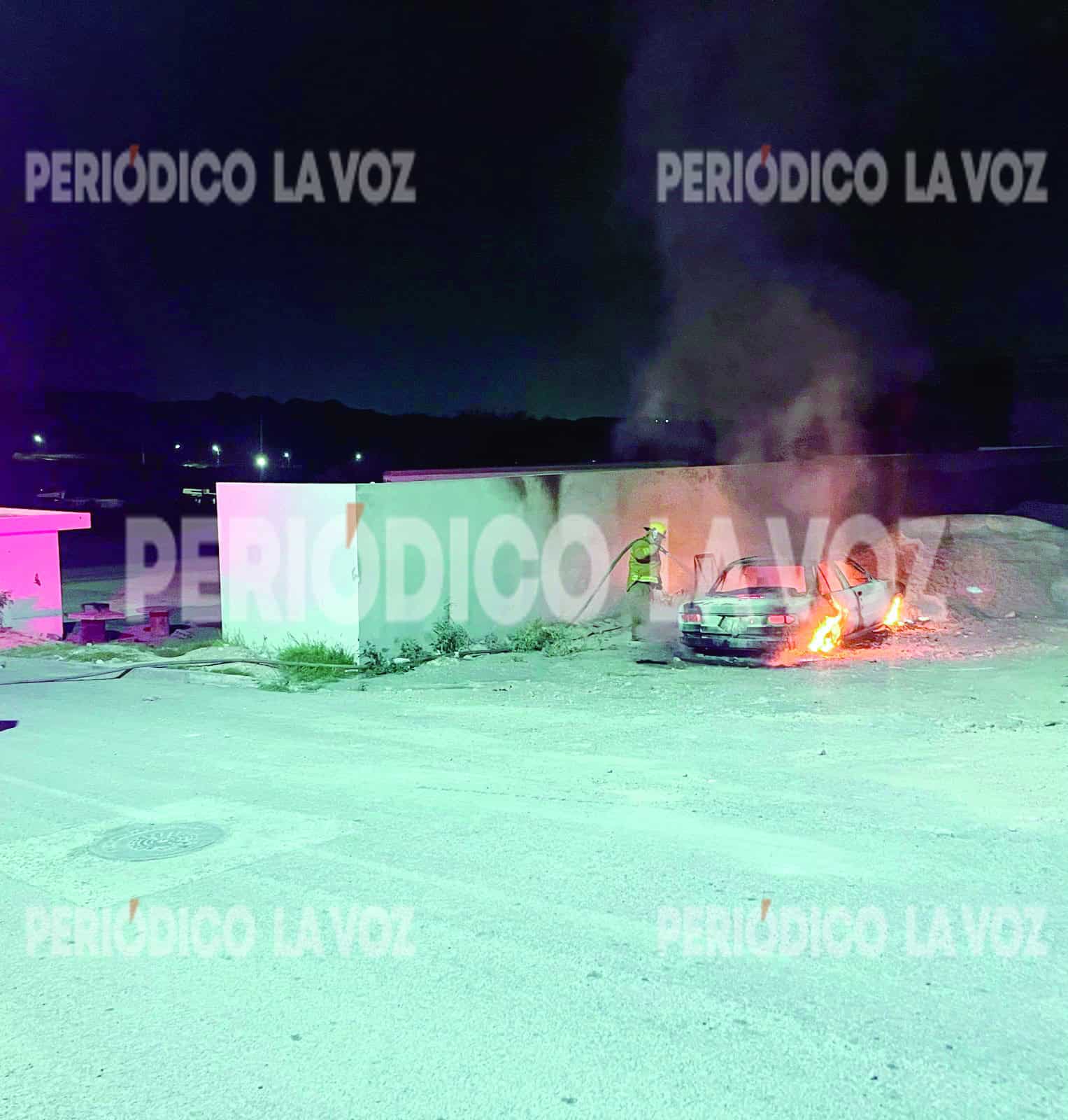 El vehículo Nissan Tsuru sufrió severos daños tras incendiarse en calles de la colonia Córdoba.