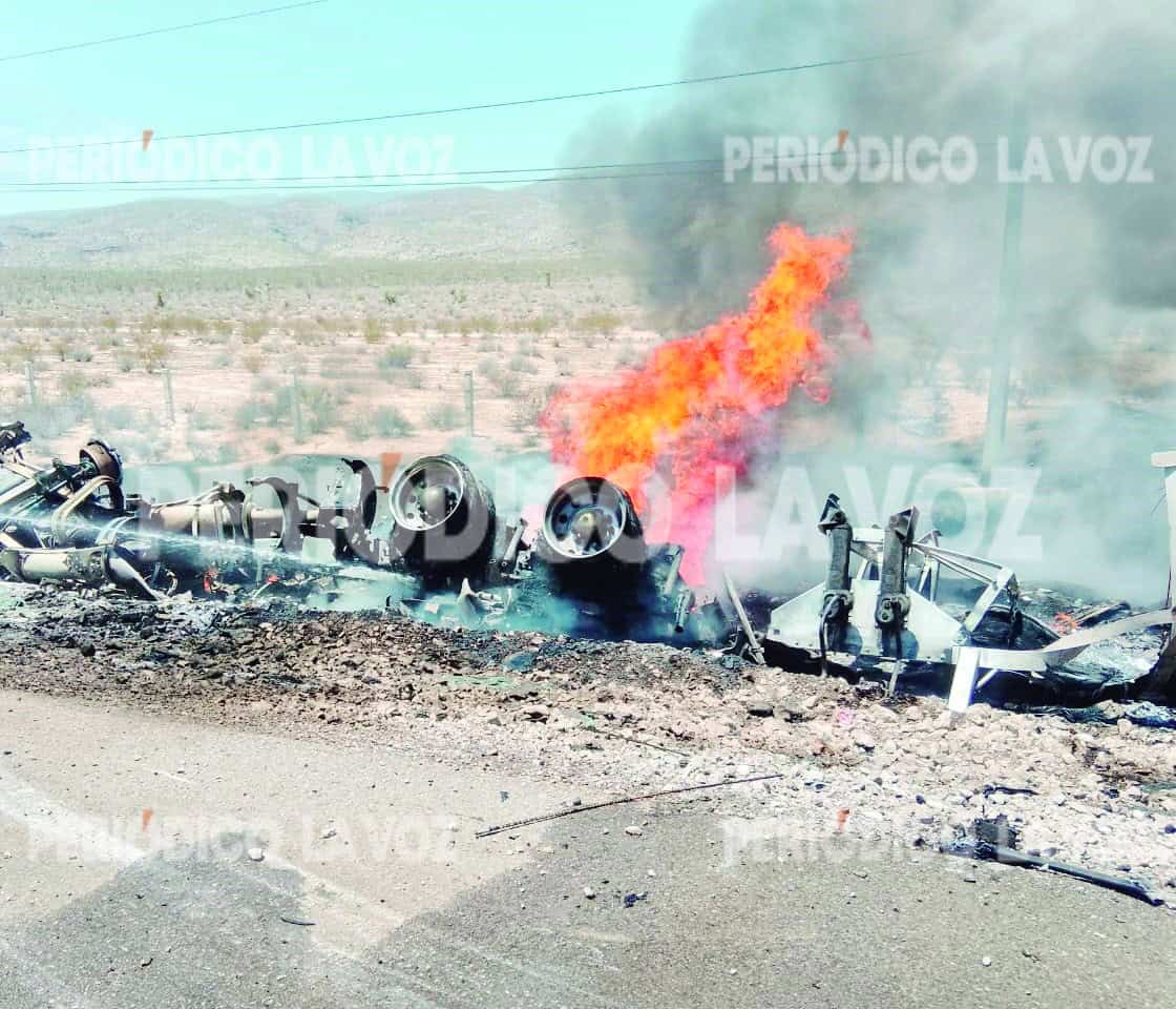 El incendio consumió por completo la pipa volcada a un lado de la carretera federal 30.