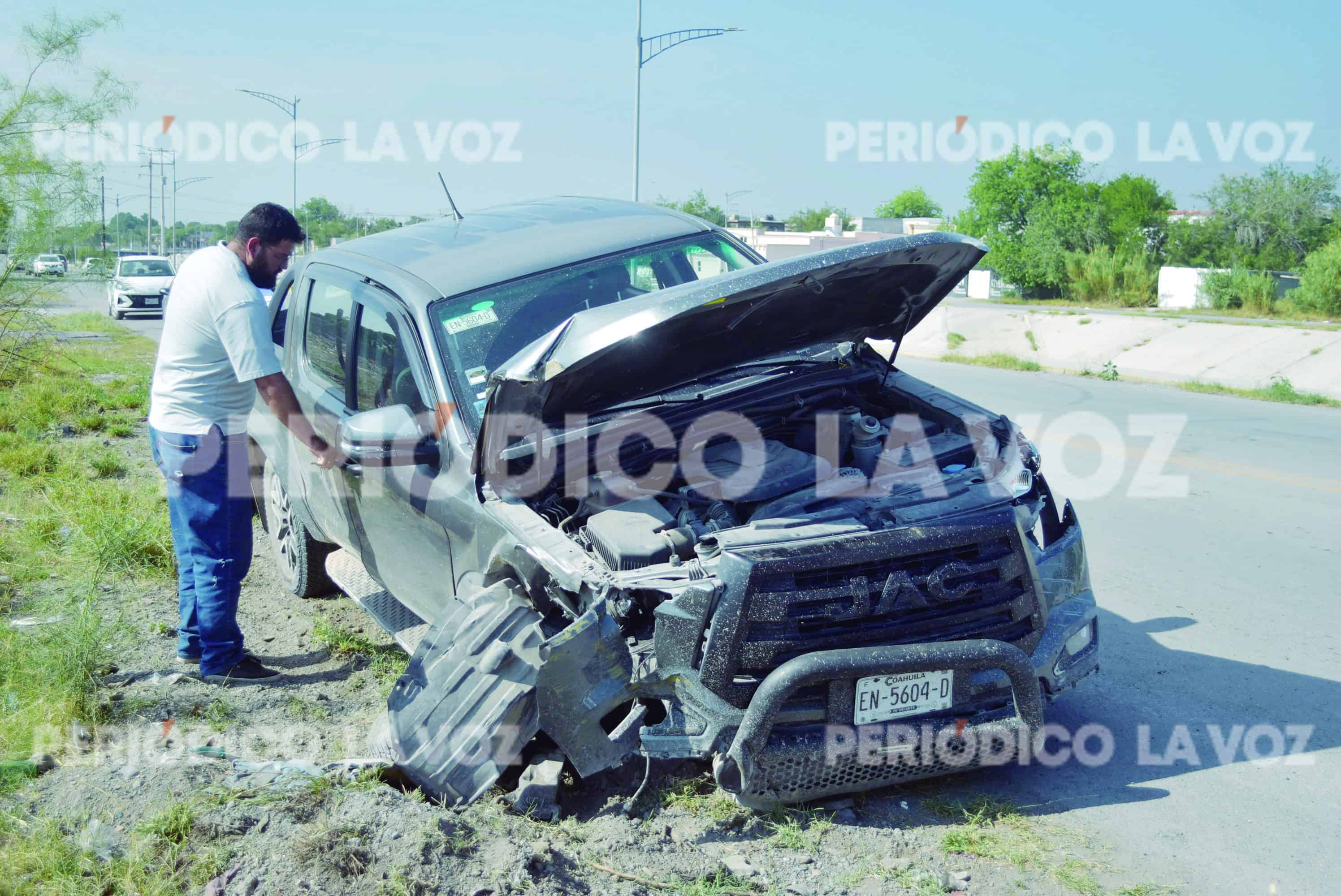La camioneta terminó completamente inservible tras el brutal encontronazo.