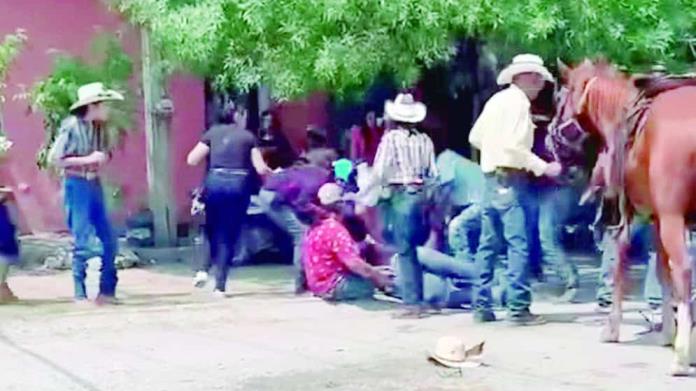 Cae mujer e hija de equino en cabalgata Cae mujer e hija de equino en cabalgata