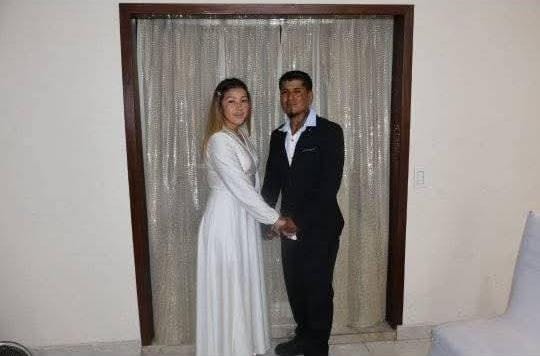 Los padres de Alán durante la ceremonia de su boda, realizada en un bar local de Saltillo.