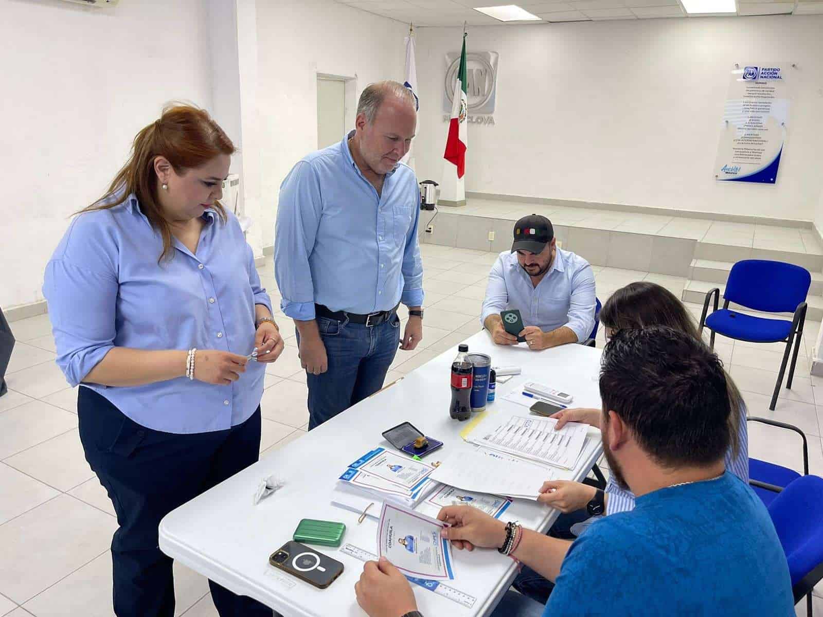 Votan panistas