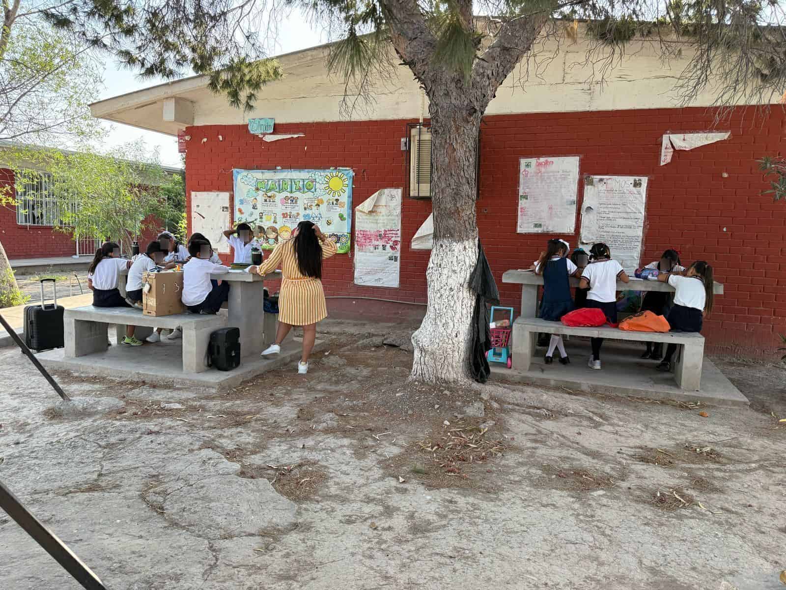 Sin luz y bajo el sol: así estudian los niños en Nueva Almaden