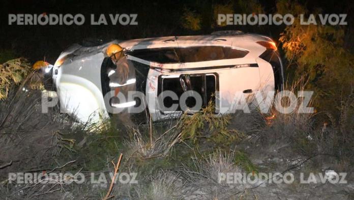 Vuelca camioneta en el Montessori