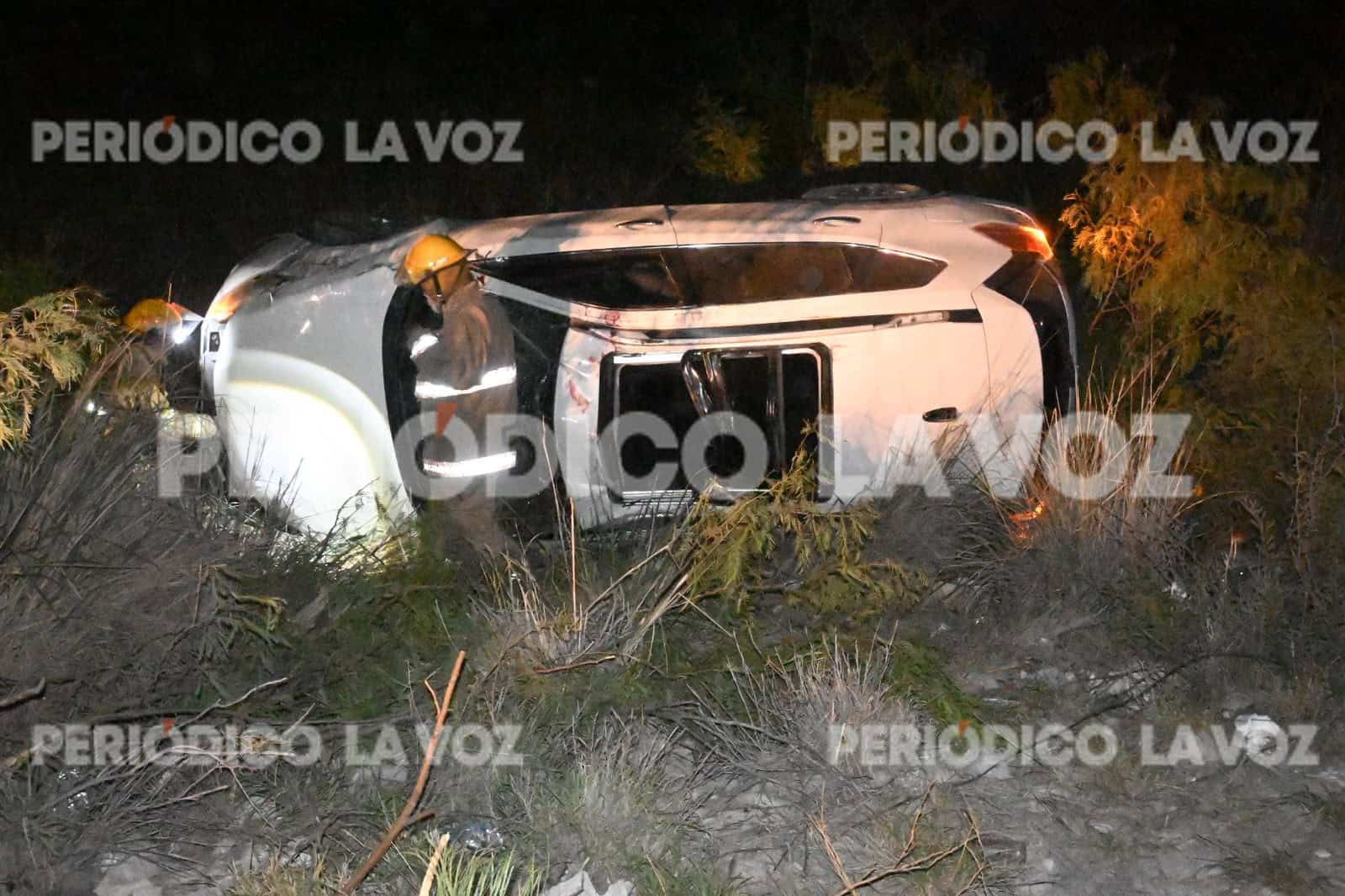 La camioneta Nissan X-Trail terminó volcada tras la aparatosa salida de camino en la avenida Montessori.