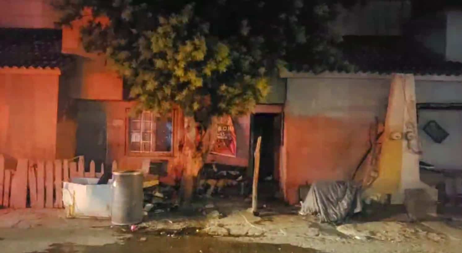 Viciosos provocan incendio en casa ubicada en la Colonia Los Montes.