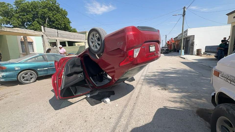 Vuelca joven conductor su vehículo Nissan Versa en la Colonia Los Montes 2.